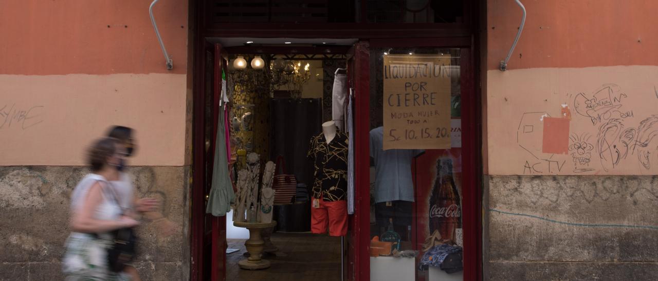 Una tienda en liquidación por cierre en el centro de València, en una imagen de archivo.