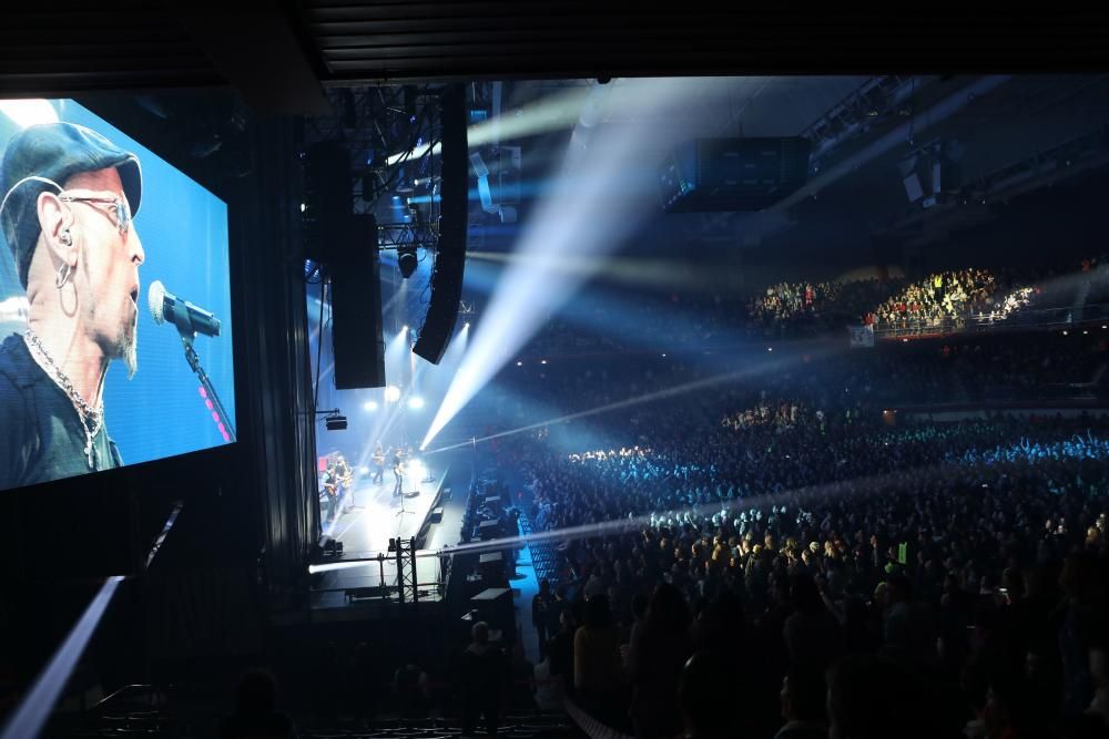 Fito y Fitipaldis llenan el Palacio de los Deportes de Gijón