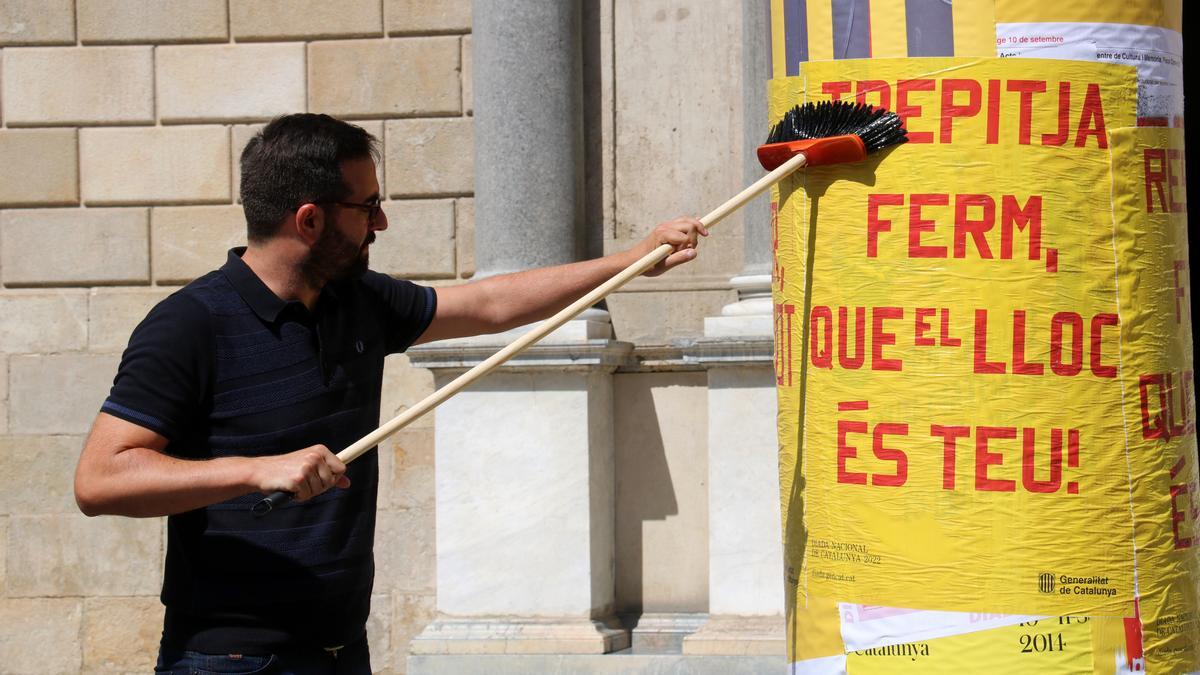 Un dels cartells de la Diada, amb versos del poema &#039;Endavant!&#039; de Joana Raspall, presentat a la plaça Sant Jaume de Barcelona | ACN/Eli Don