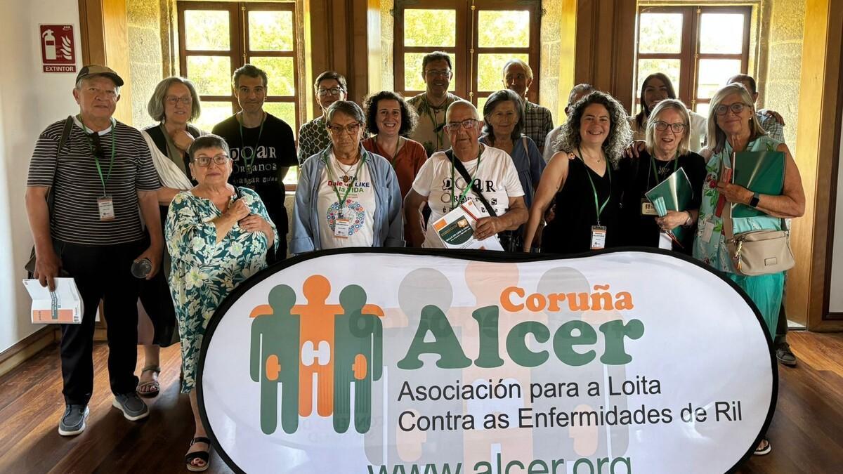 Algunos de los voluntarios d eAlcer Coruña reunidos en el Pazo da Peregrina de Bertamiráns, Ames