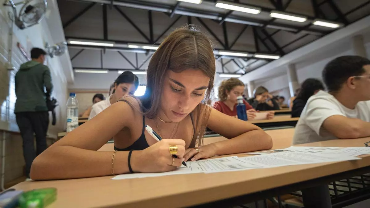 Canarias prepara un 'operativo anticopiones' para la PAU: Educación instala inhibidores para evitar que los alumnos hagan trampas con IA