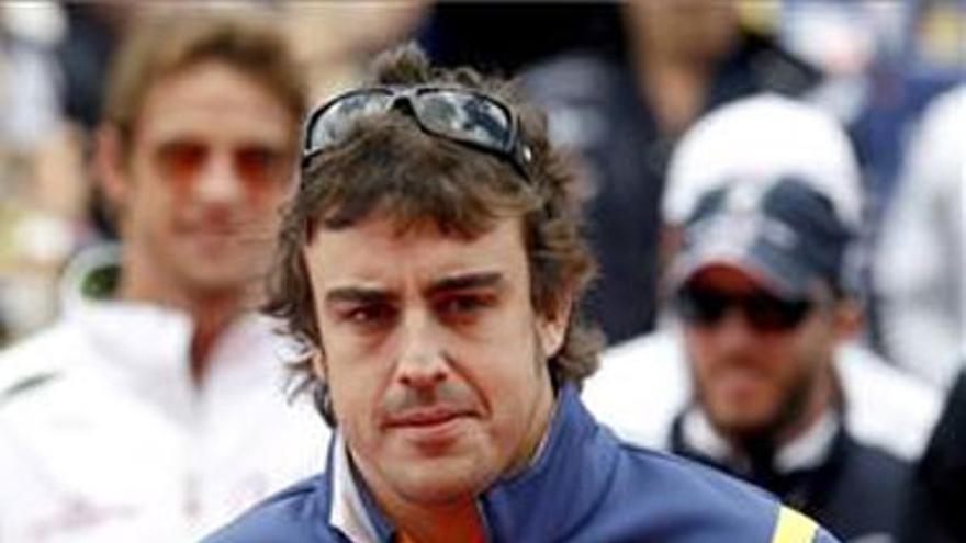 Alonso: &quot;He tenido suerte porque uno de los que tenía delante pinchó&quot;