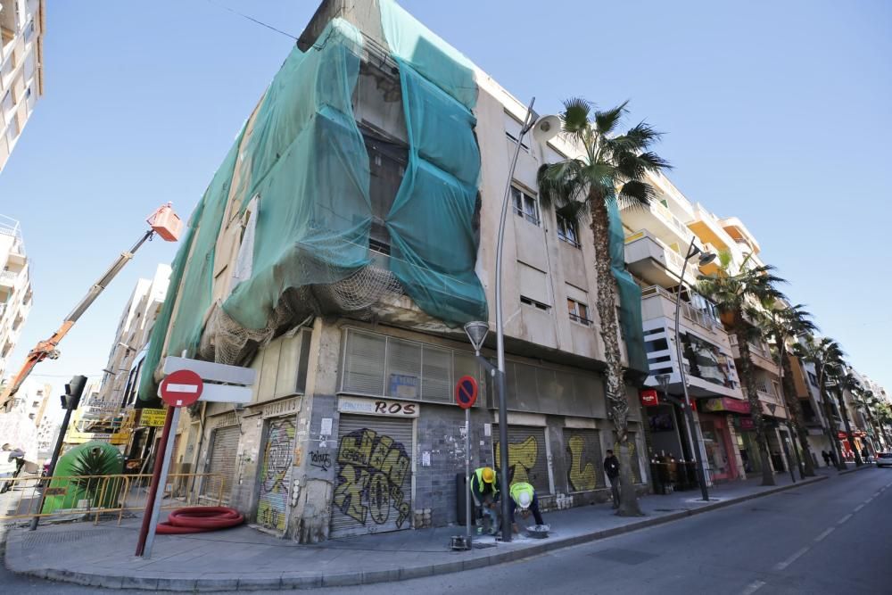 Comienzan las obras de demolición del edificio de la esquina de María Parodi con Ramón Gallud en Torrevieja