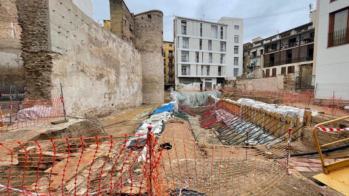Así está el tramo de la muralla islámica de la plaza del Ángel, después de varios años de parón y en espera del desbloqueo de las obras que permitirán hacerla visitable y regenerar el entorno