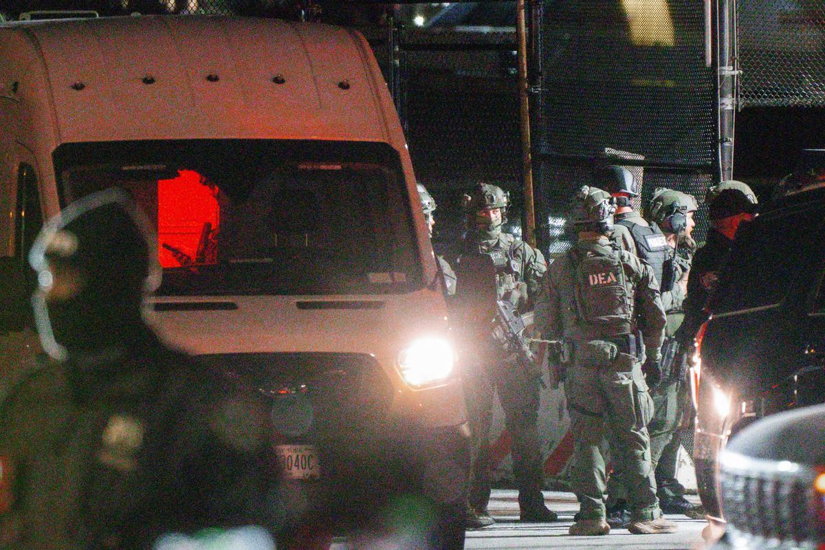 NUEVA YORK (Estados Unidos), 03/01/2026. Agentes de la Administración para el Control de Drogas (DEA) son vistos delante y en el interior de una furgoneta que supuestamente transporta al presidente venezolano Nicolás Maduro, en Nueva York, Estados Unidos, el 3 de enero de 2026.