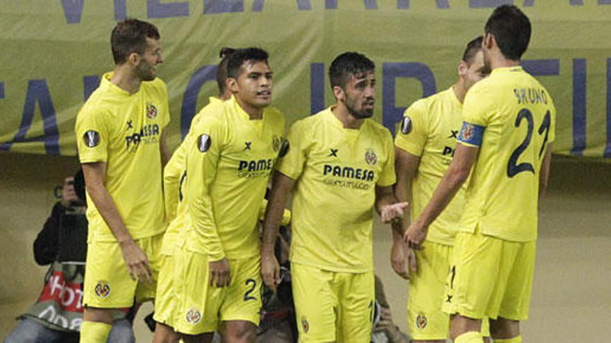 Los futbolistas del Villarreal festejan el gol del triunfo.