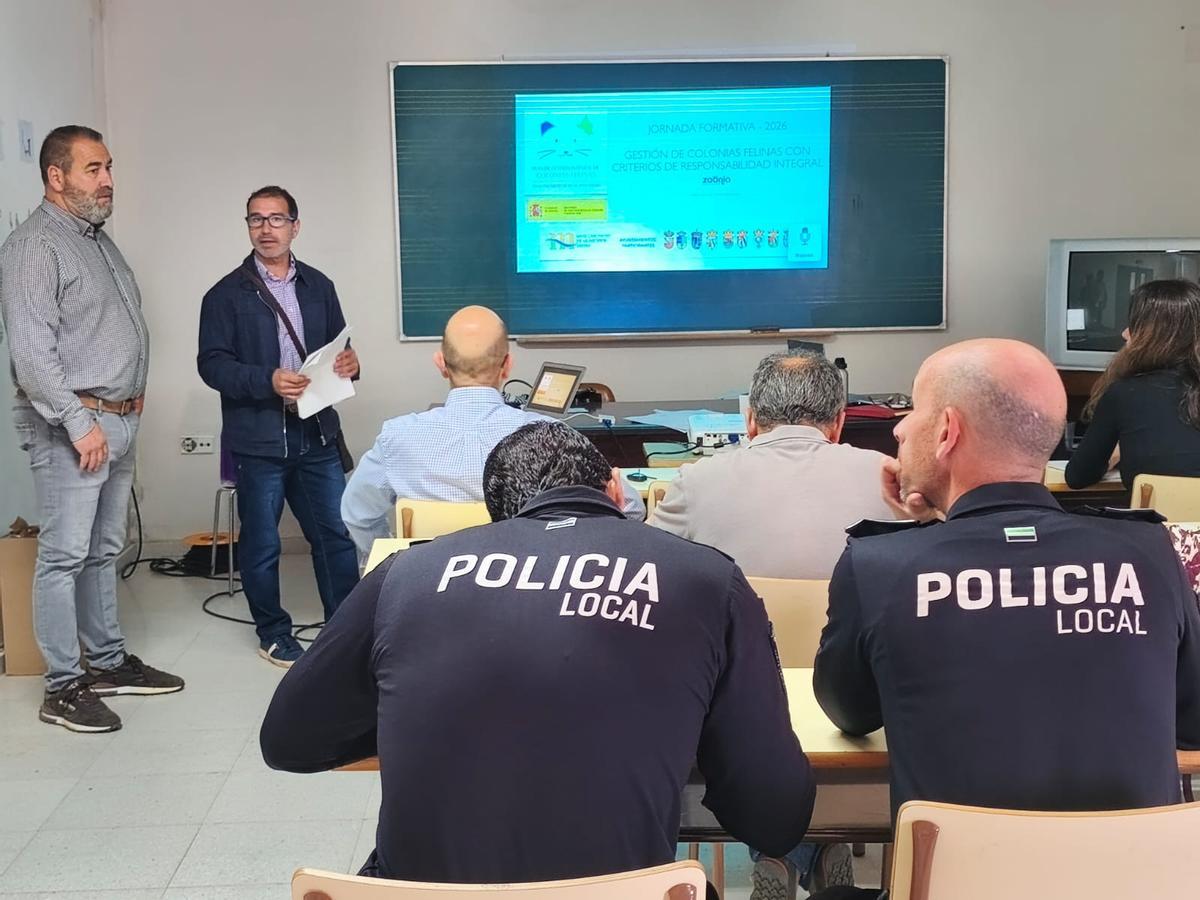 Autoridades locales asisten al las jornadas formativas sobre la gestión de colonias felinas con criterios de responsabilidad integral.