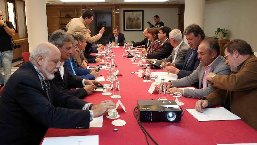 El presidente, Fernando Clavijo, presidió ayer la reunión con la Fecam para abordar el anteproyecto de la Ley del Suelo.