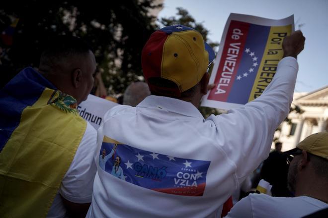 Concentración de apoyo al venezolano Edmundo González frente al Congreso de los Diputados.