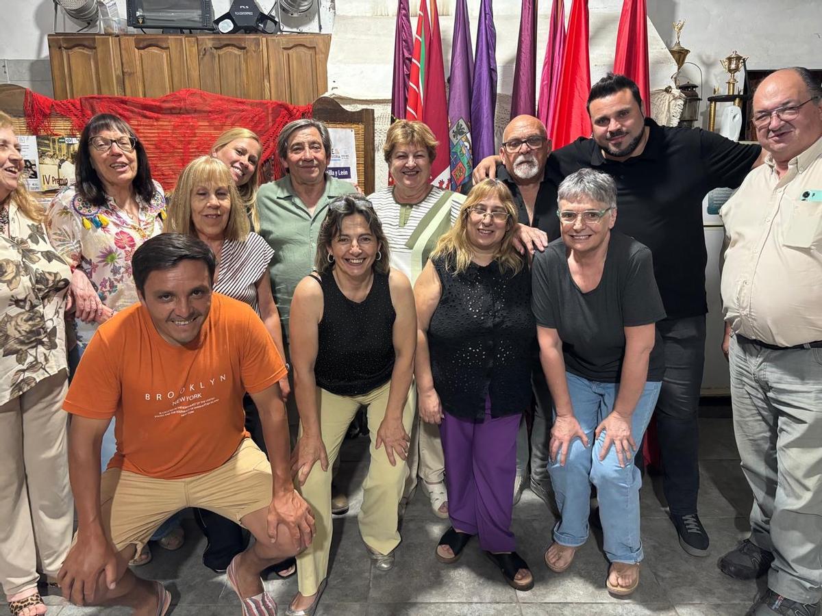 Los zamoranos Juan Andrés Blanco y Luis Antonio Pedraza con integrantes de la Agrupación de Castilla y León de Bolívar.