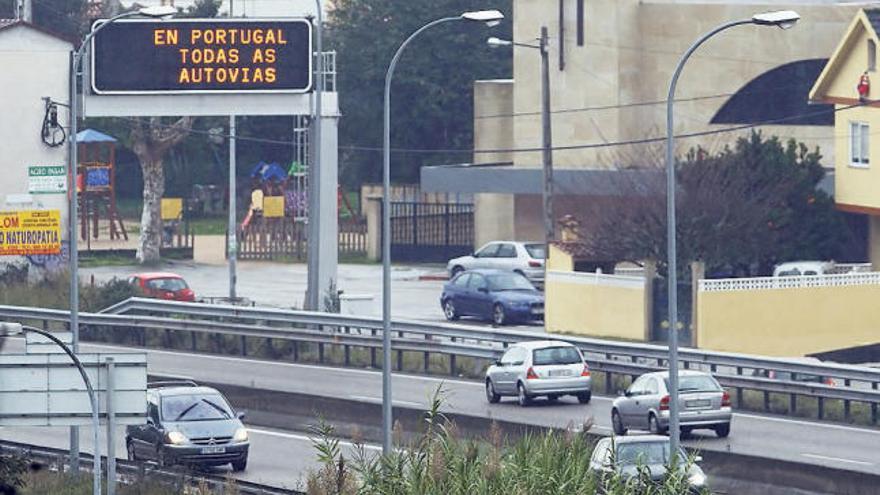 Panel informativo que avanza a los conductores españoles la existencia de peajes en Portugal.  // M.G. Brea