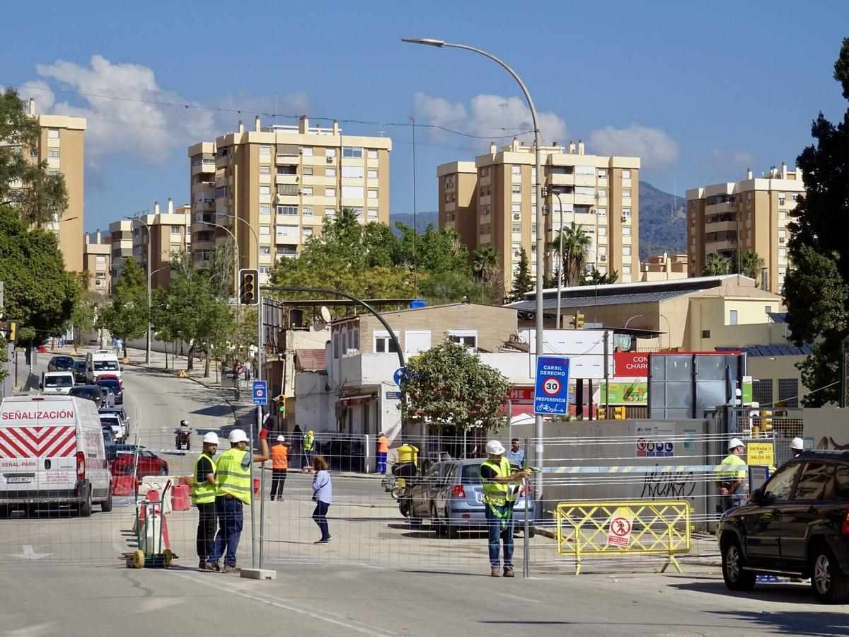 Corte al tráfico de la calle Blas de Lezo, en el cruce con el Arroyo de los Ángeles por las obras del Metro de Málaga este martes, 13 de octubre de 2026. Corte al tráfico de la calle Blas de Lezo, en el cruce con el Arroyo de los Ángeles por las obras del Metro de Málaga este martes, 13 de octubre de 2026.