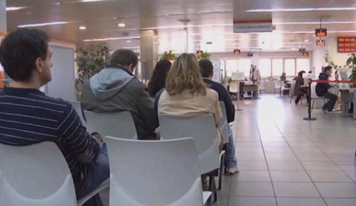 Ciudadanos en una oficina de empleo.