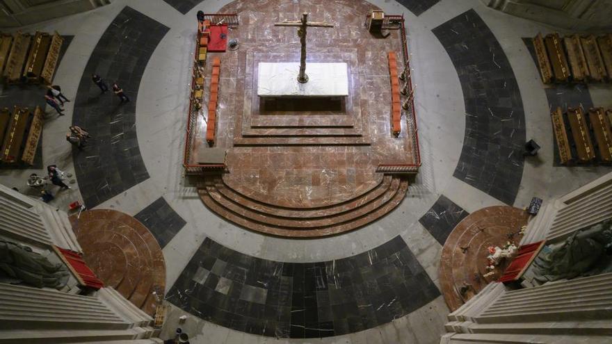 Losetas de mármol negro sobre el espacio que ocupó la tumba de Francisco Franco, en el Valle de los Caídos.