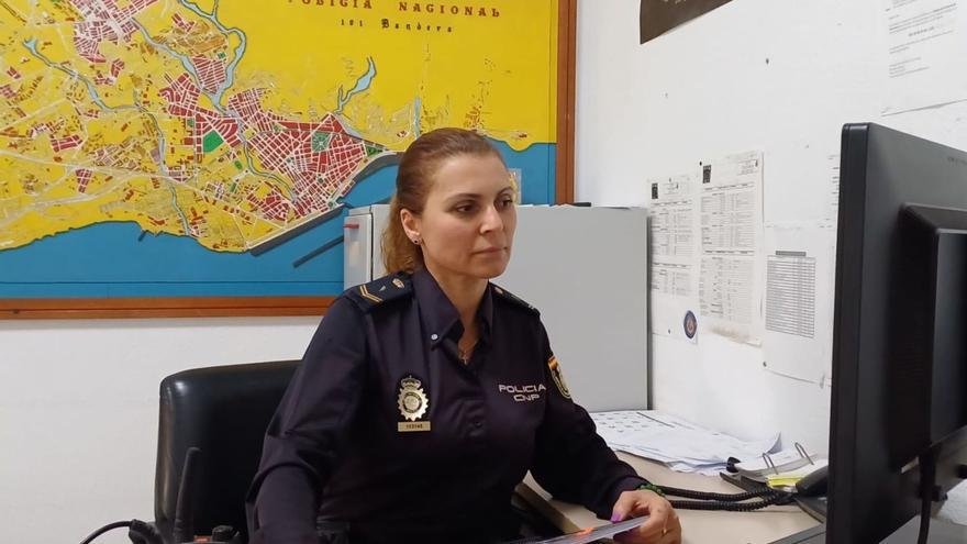 La agente Minerva Medina, de la Delegación Provincial de Participación Ciudadana de Santa Cruz de Tenerife.