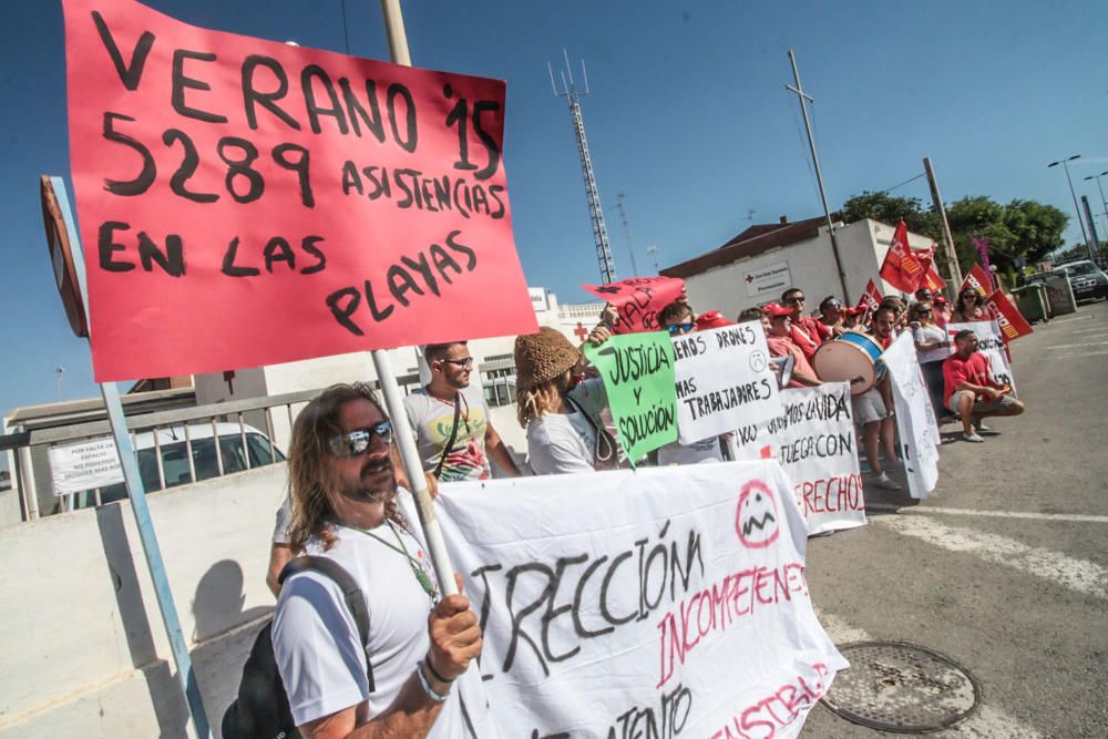 Manifestación despedidos de Cruz Roja Torrevieja