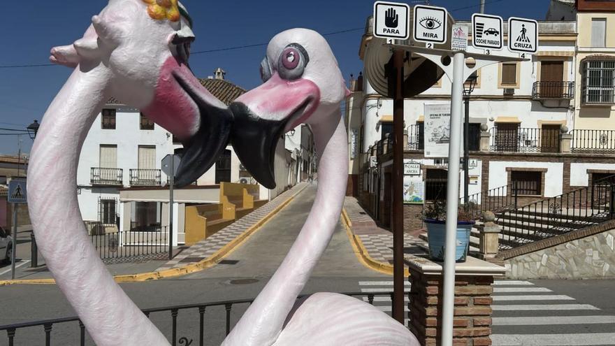 Flamencos ubicados en el centro de Fuente de Piedra.