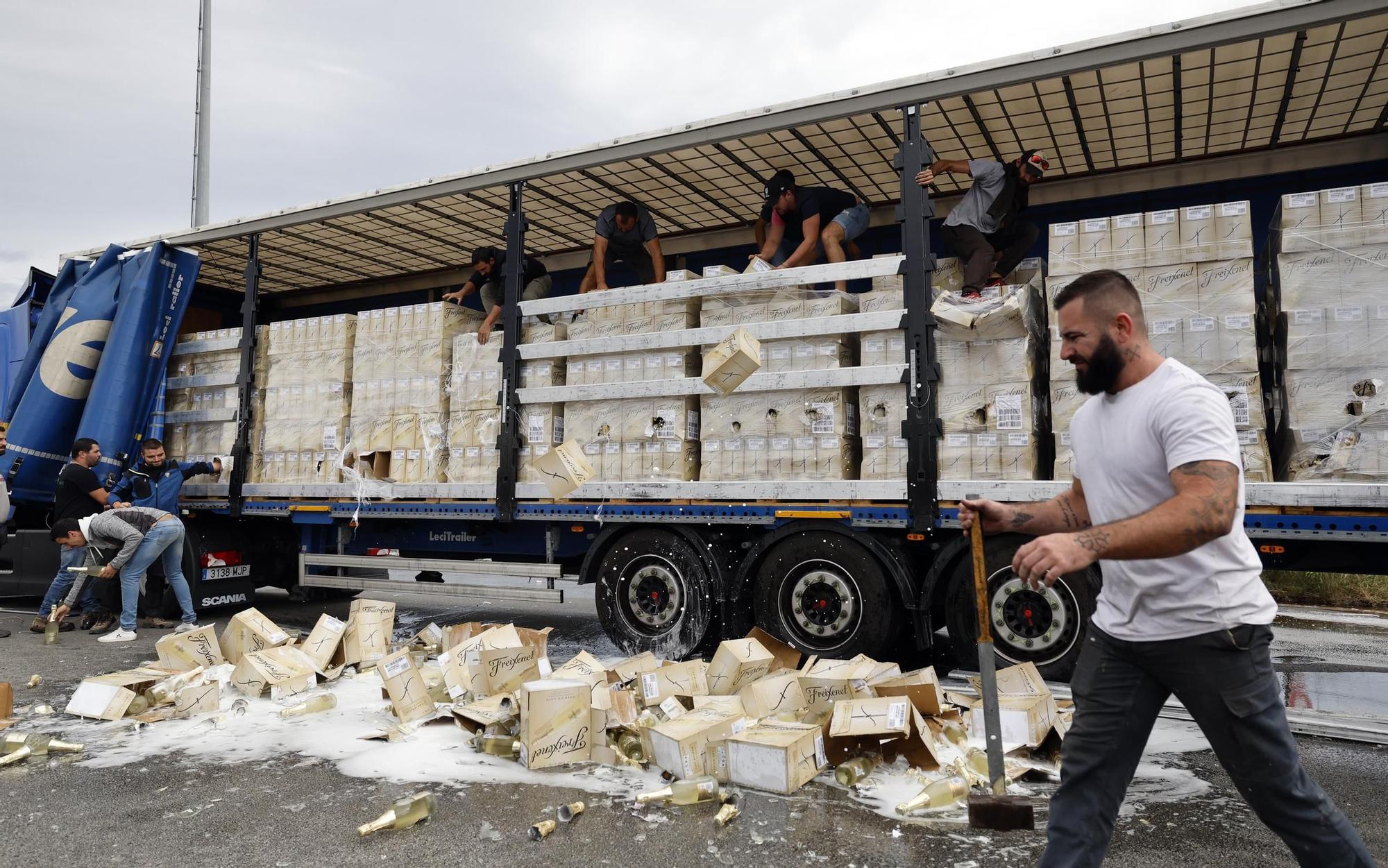 Tallada l'autopista a la frontera per una manifestació de viticultors a l'A-9 al Voló