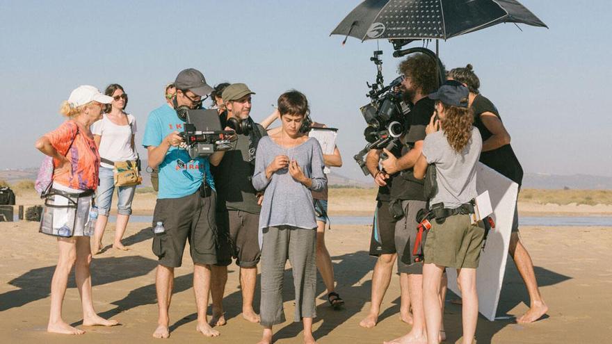 María León, rodeada por el equipo del filme durante el rodaje.