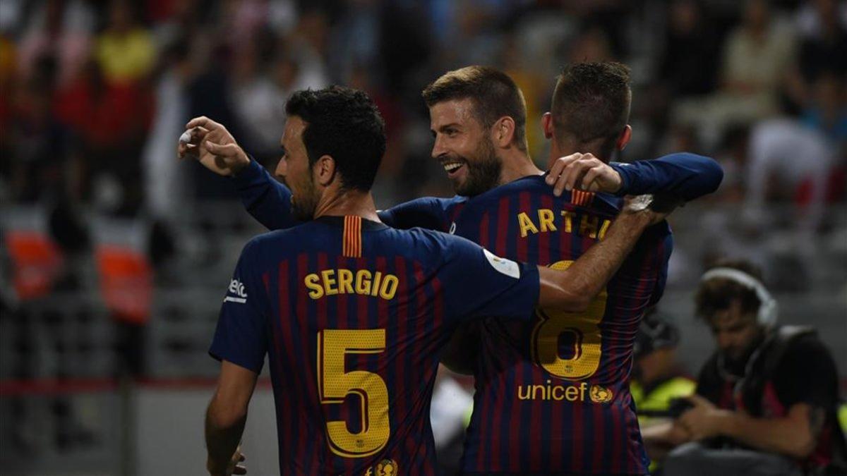 Busquets y Piqué abrazan a Arthur en Wembley