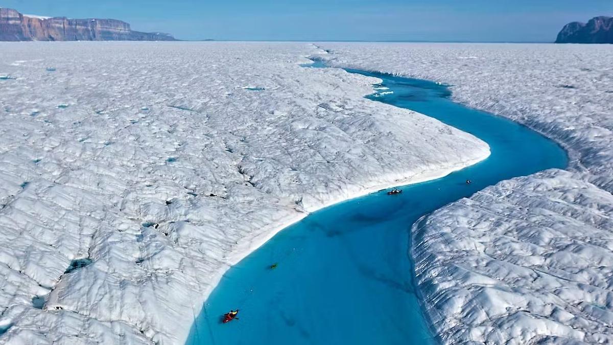 Científicos navegan en kayak por un glaciar de Groenlandia