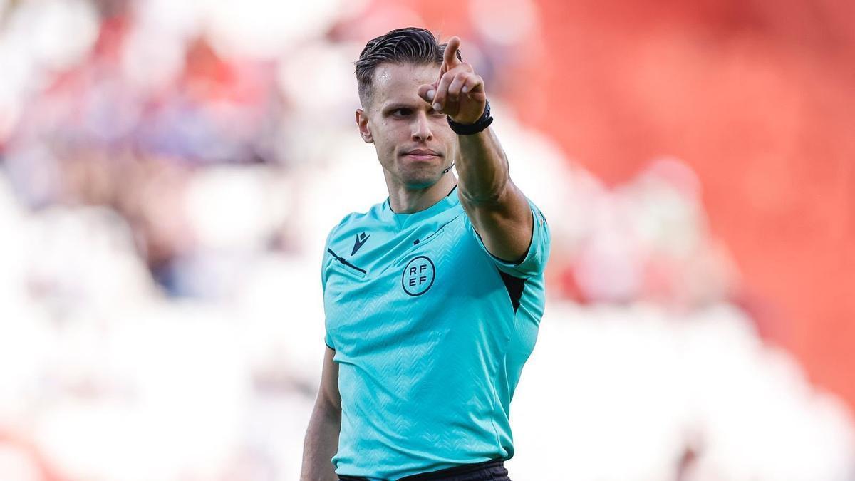 Carlos Muñiz Muñoz señala durante un partido esta temporada.