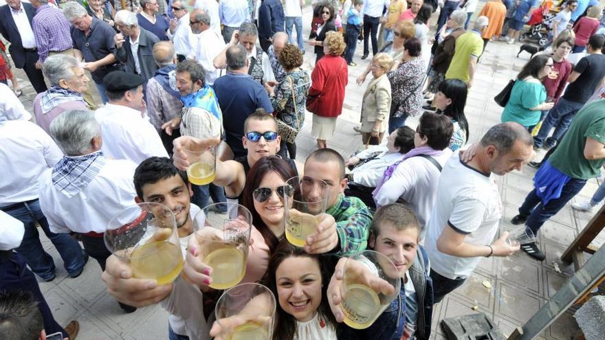 Ambiente en el Festival de la Sidra de Sotrondio del pasado año.