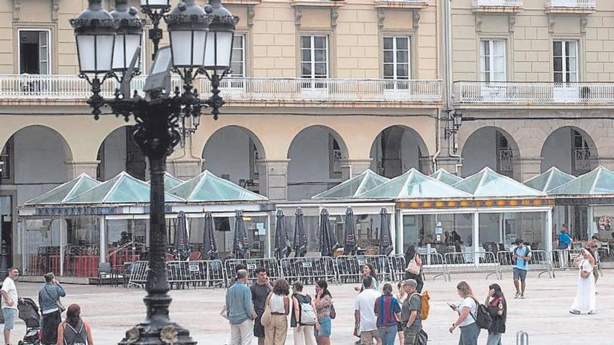 Caminantes y terrazas en la plaza de María Pita.