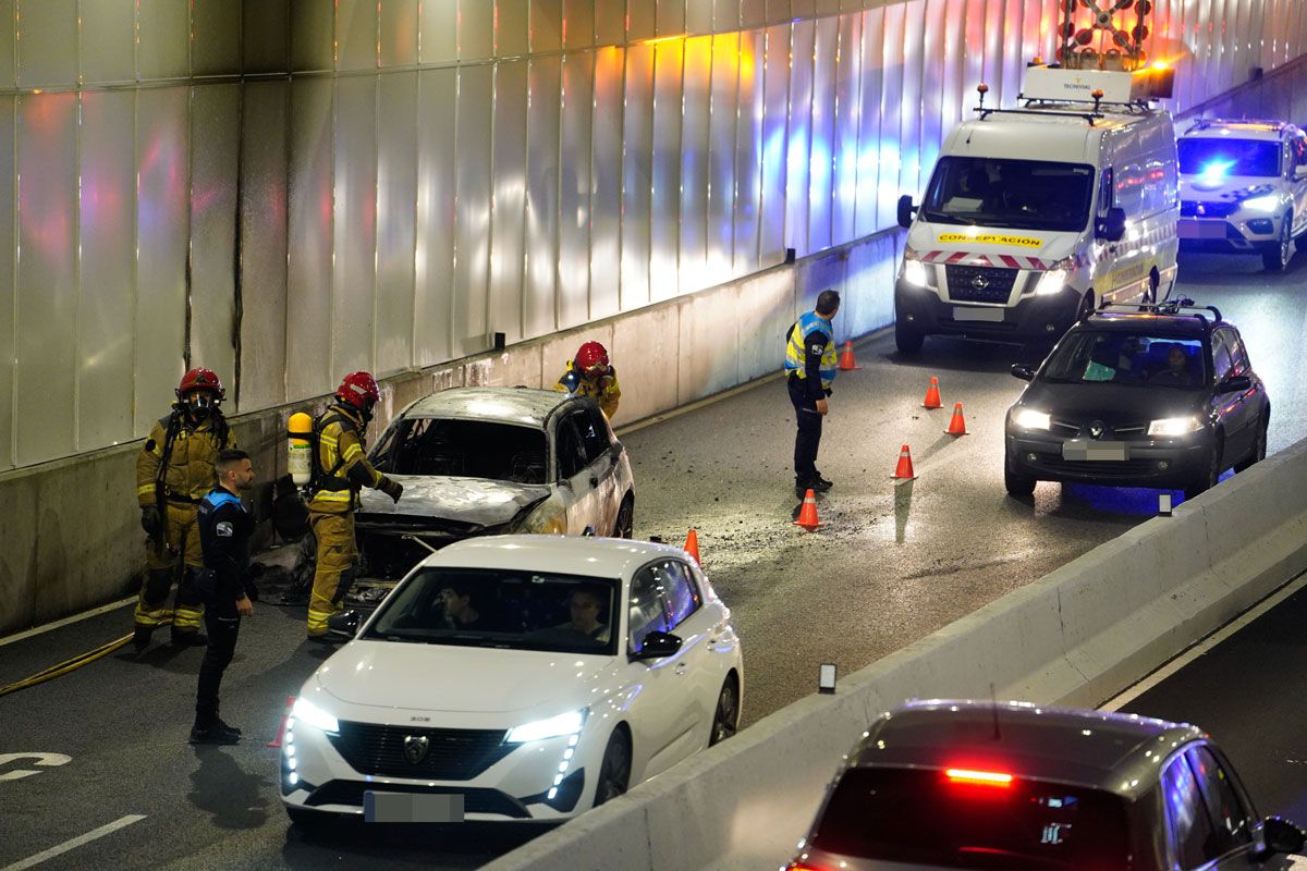 Retenciones al cortar al tráfico el túnel de Sol y Mar en Perillo por el incendio de un vehículo