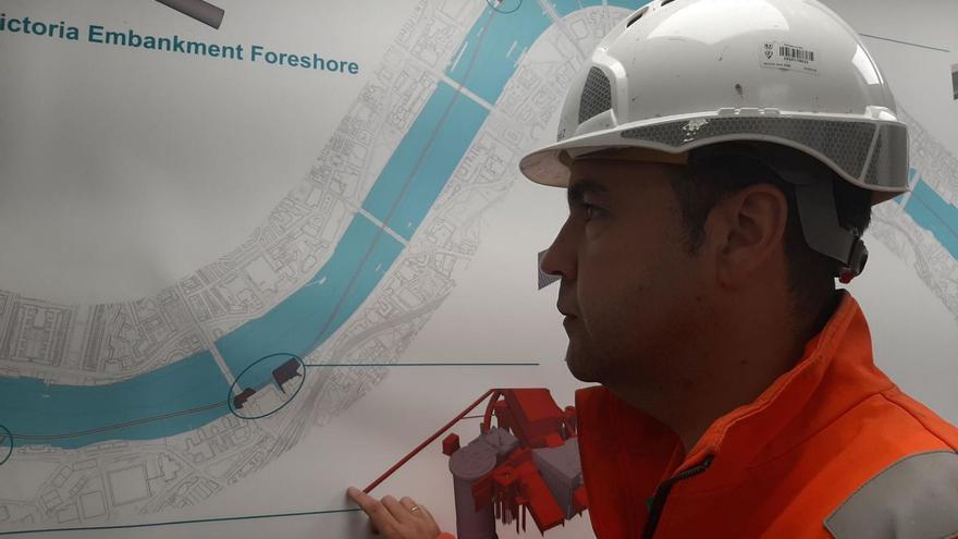 Juan  Ángel Martínez Díaz con el plano de la obra en el Tamesis.