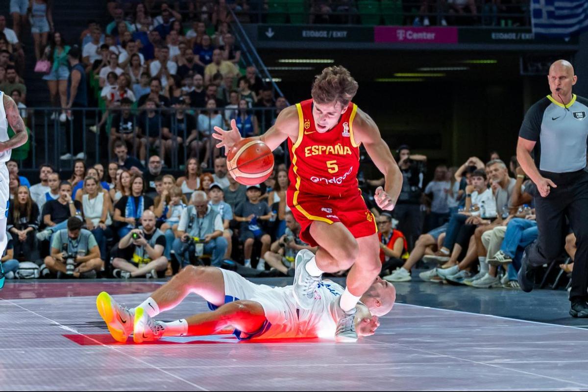 Saint-Supéry, protagonista pese a la presión de jugar en el OAKA contra Grecia.