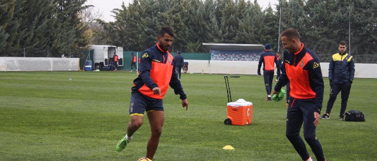 Jonathan Viera amaga un pase ante la presencia de Javi Castellano en el entrenamiento de ayer en Huesca.