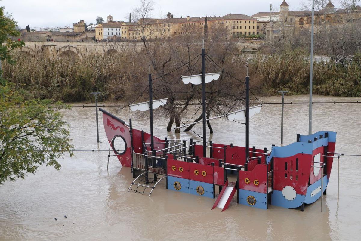 Parque infantil en forma de barco en Miraflores, inundado por la crecida del Guadalquivir.