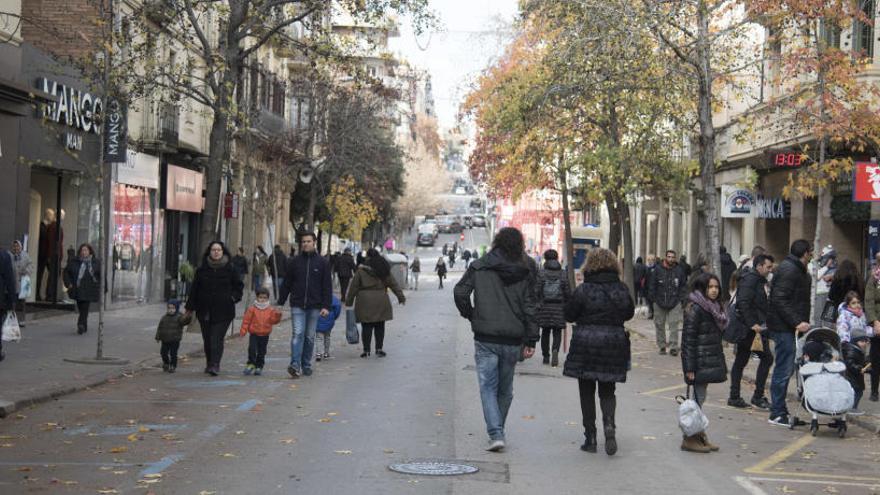 Imatge del carrer Guimerà de Manresa convertit en illa de vianants durant el Nadal passat