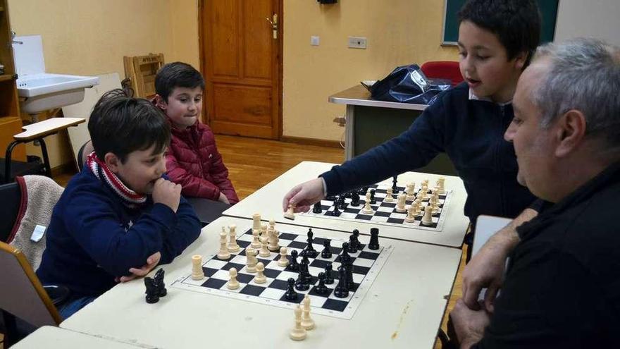 Los niños de la Escuela Municipal de Ajedrez, en su etapa de iniciación, junto al responsable de la actividad, en la Casa de Cultura.