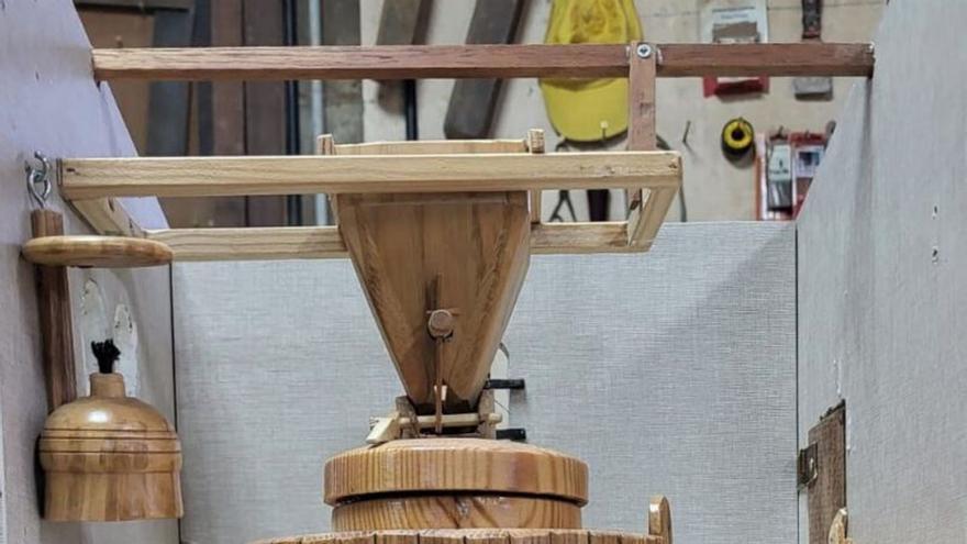 Manuel Senra, 70 años creando arte en madera desde Outes