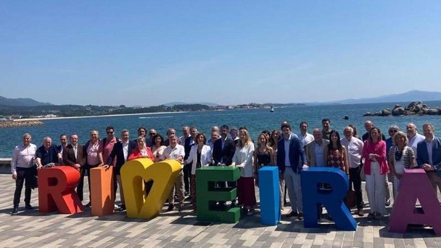 Las conselleiras de Medio Ambiente, Ángeles Vázquez, y de Mar, Rosa Quintana, en el acto en Ribeira con representantes de concellos costeros.