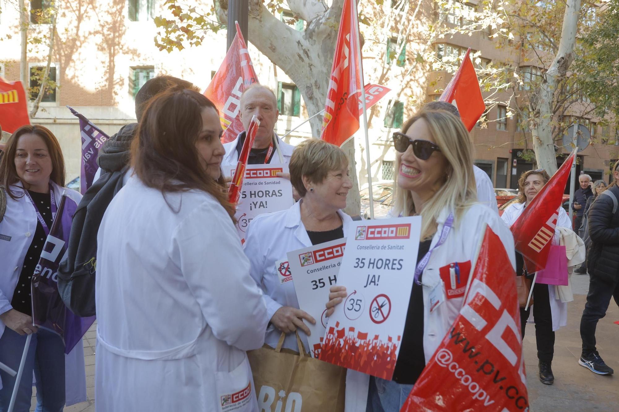 Protesta de los sanitarios valencianos frente a la conselleria