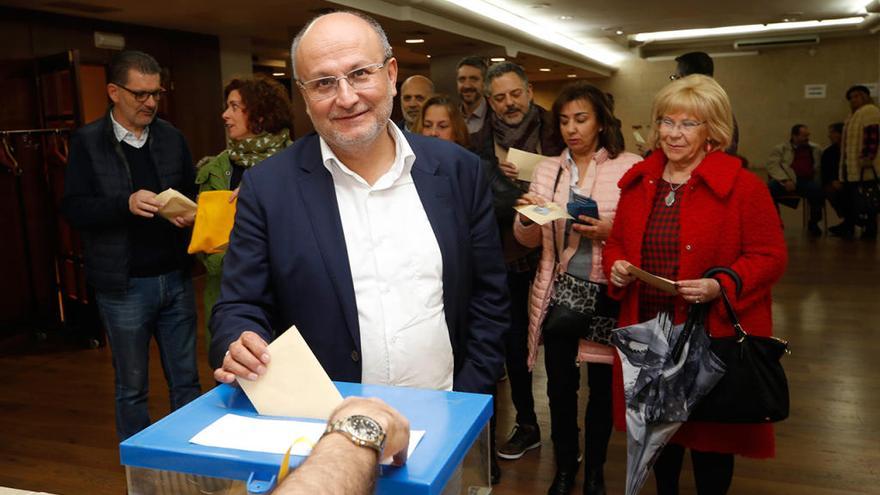 Abel Losada votando esta mañana. // R. Grobas