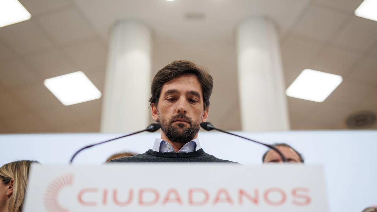 El hasta ahora secretario general de Ciudadanos, Adrián Vázquez, en una rueda de prensa.