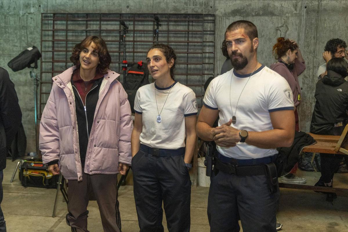 Los actores Sara Matos, Nüll García y Maxi Iglesias, durante los rodajes de la temporada final de la serie de Prime Video 'Punto Nemo' en la Facultade de Ciencias da Comunicación de la USC.