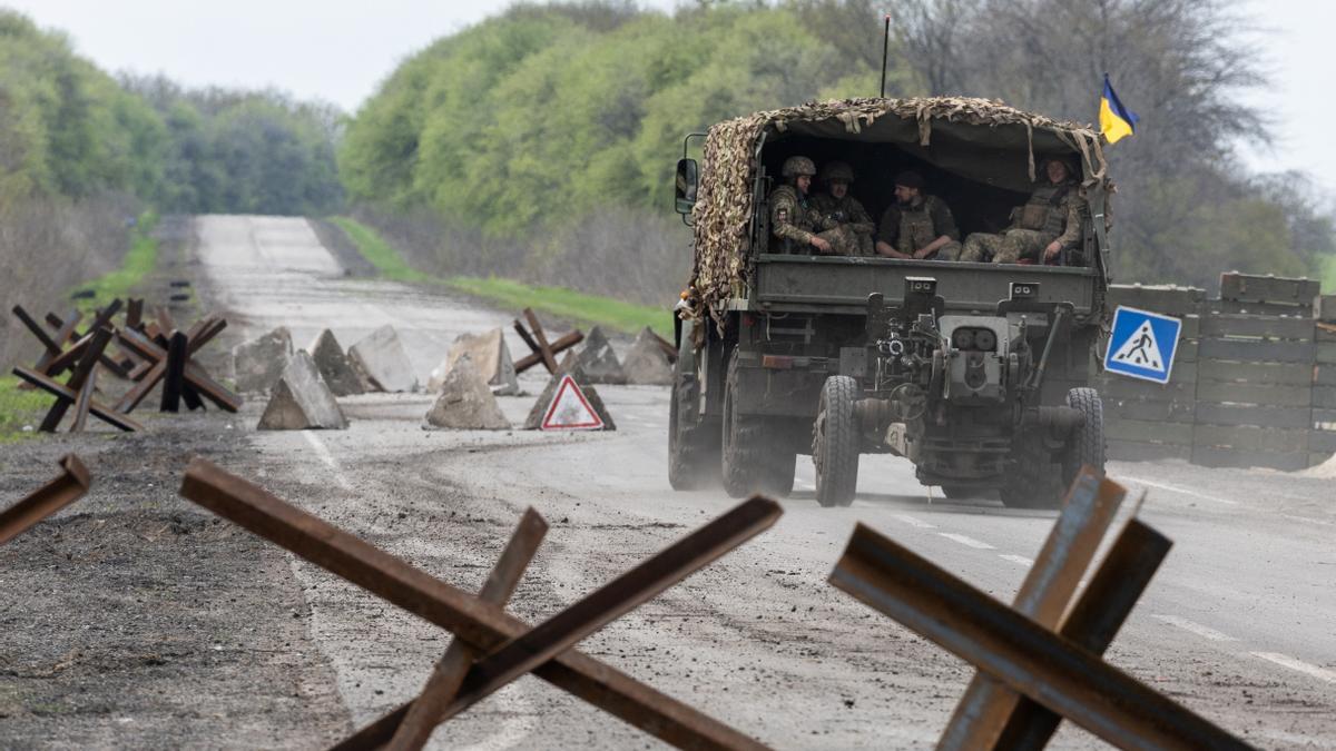 Varios soldados ucranianos en un camión militar en Donetsk.
