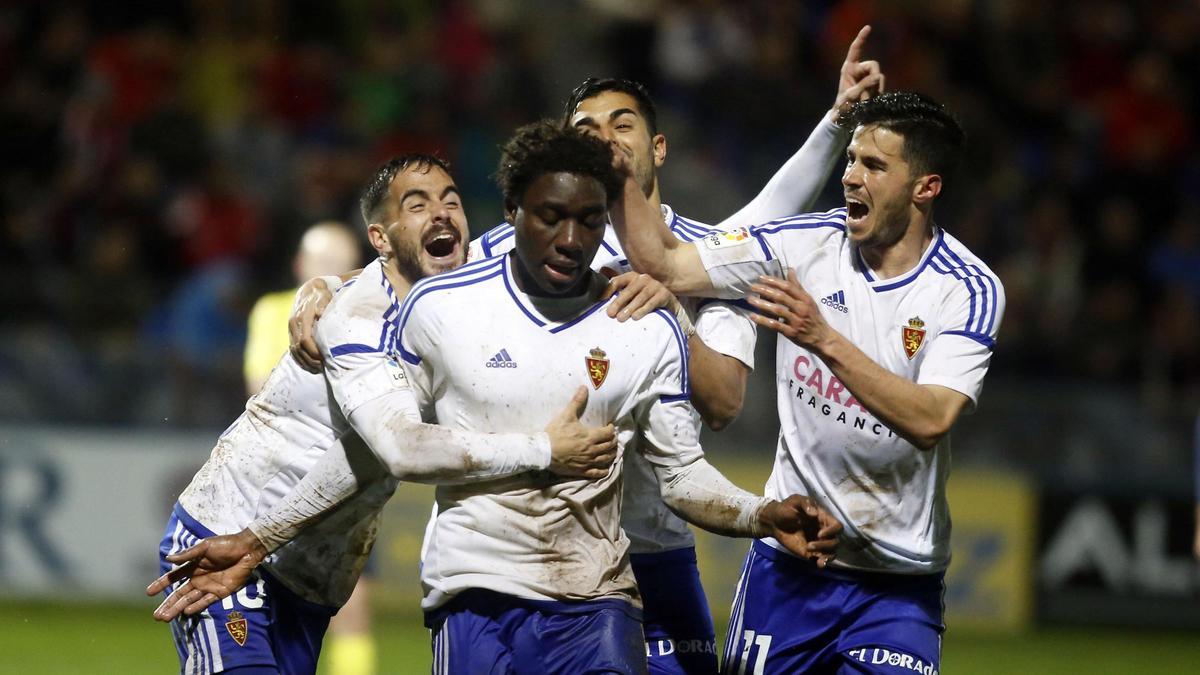Ros, Ángel y Edu García felicitan a Dongou tras el tercer gol en El Alcoraz aquel 4 de febrero de 2017.