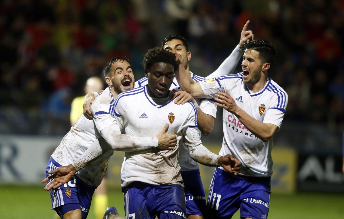 Ros, Ángel y Edu García felicitan a Dongou tras el tercer gol en El Alcoraz aquel 4 de febrero de 2017.