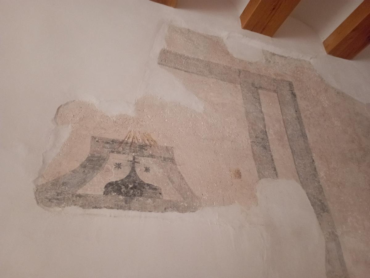 Pintura mural con la cruz de los carmelitas descalzos, en una sala del edificio.