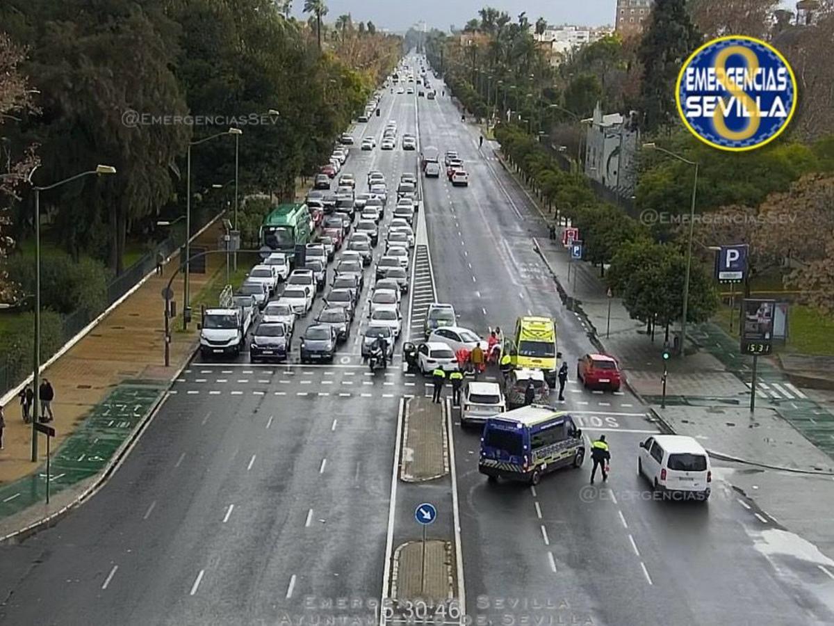 Accidente en Glorieta de los Marineros, sentido Av. de la Palmera