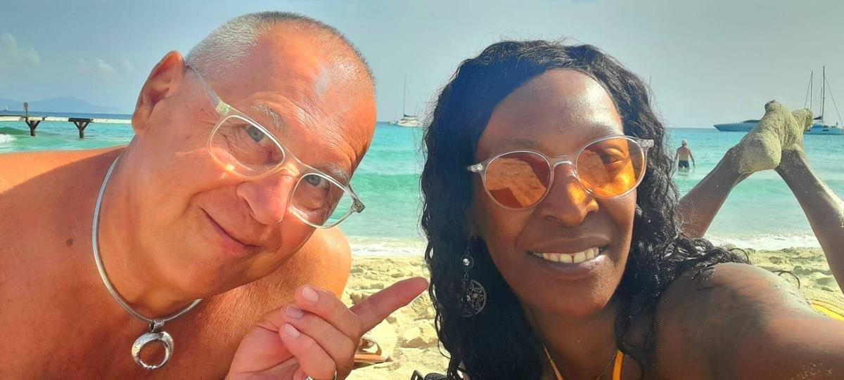 André Stadelmann mit seiner derzeitigen Lebensgefährtin Vanja am Strand.