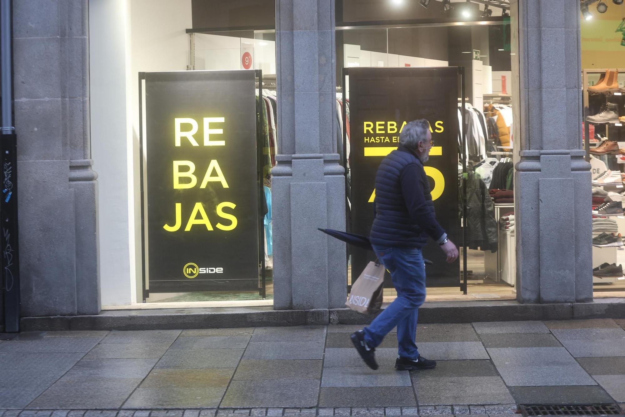 Las calles de Vilagarcía durante las rebajas de enero.