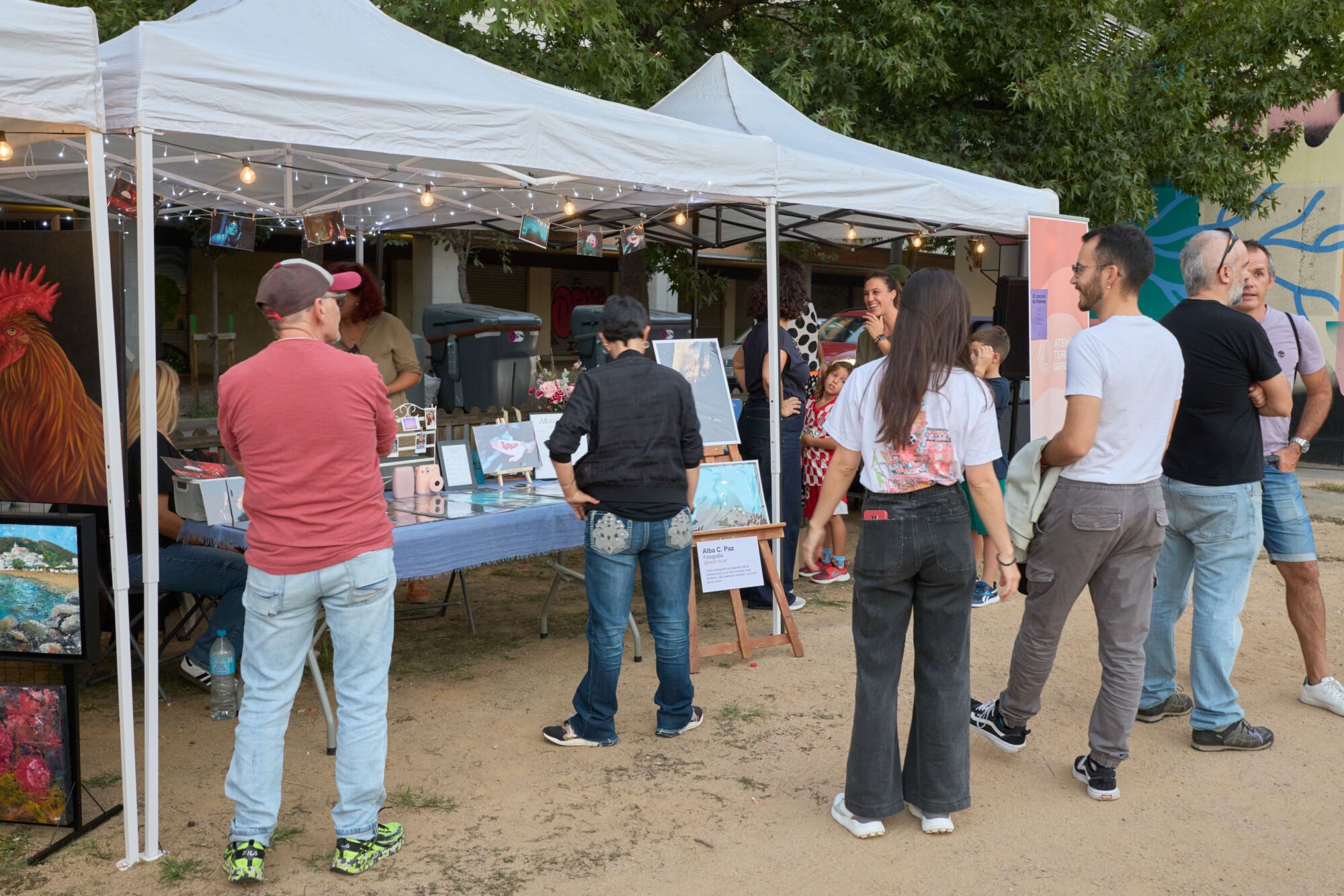 Fira La Mosquitera amb mostres d'artistes emergents, actuacions musicals i espectacles de màgia i foc.