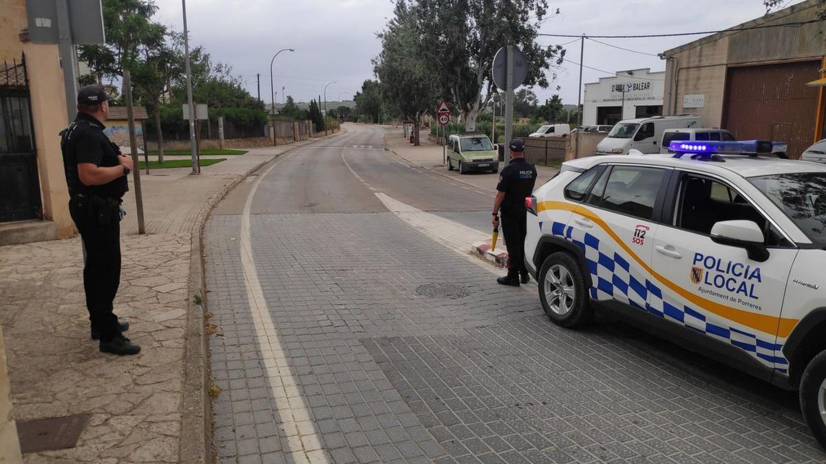 Imagen de Archivo | Agentes de la Policía Local de Porreres, durante una intervención en el municipio. | POLICÍA LOCAL DE PORRERES